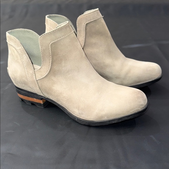 Sorel Shoes - Sorel Women's Suede Ankle Booties in Light Taupe